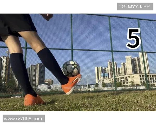 球星如何掌握足球弧线技巧 打造完美弧线球的秘诀与训练方法 球星如何掌握足球弧线技巧 打造完美弧线球的秘诀与训练方法